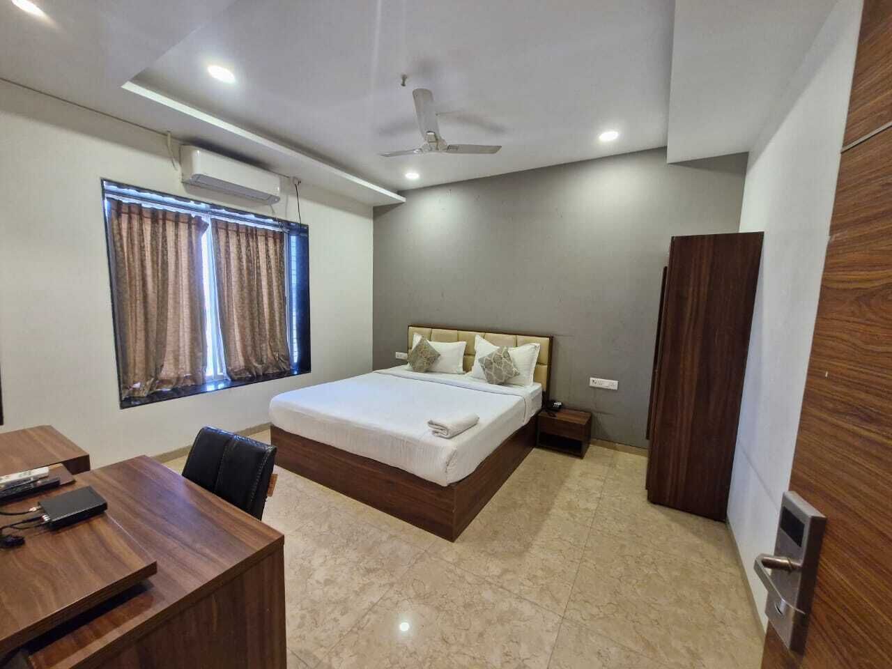 Executive Single Room | Premium bedding, individually furnished, desk, laptop workspace