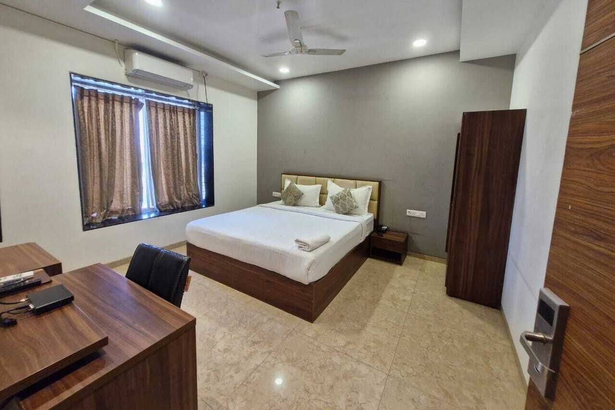 Executive Single Room | Premium bedding, desk, laptop workspace, blackout drapes