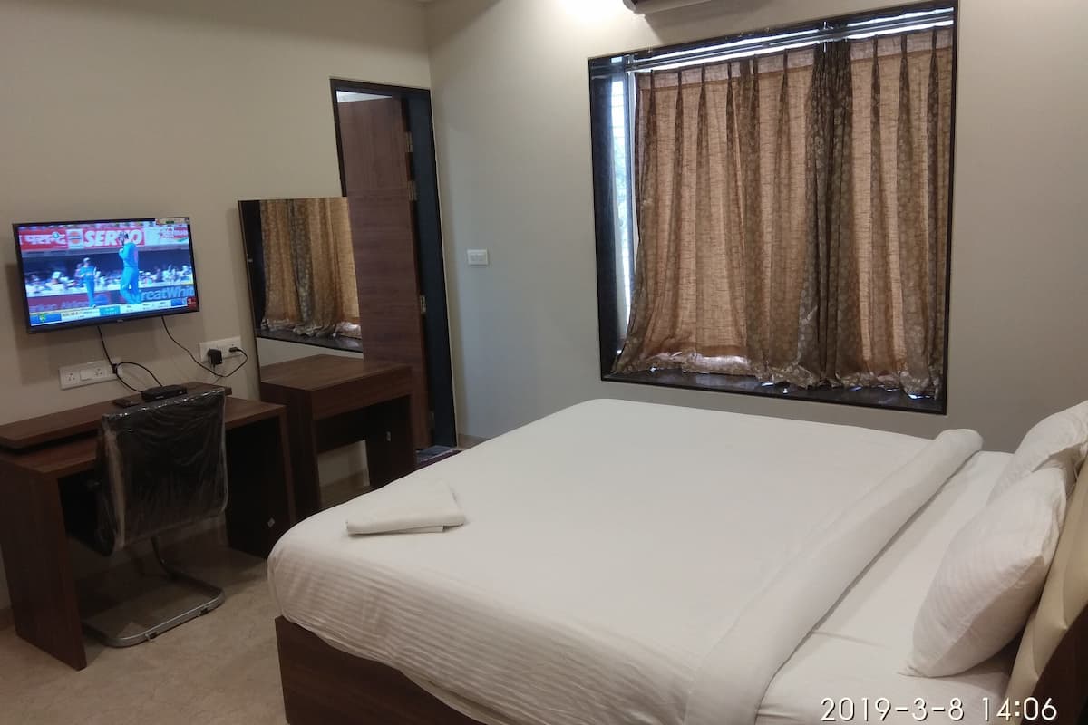 Executive Single Room | Premium bedding, individually furnished, desk, laptop workspace