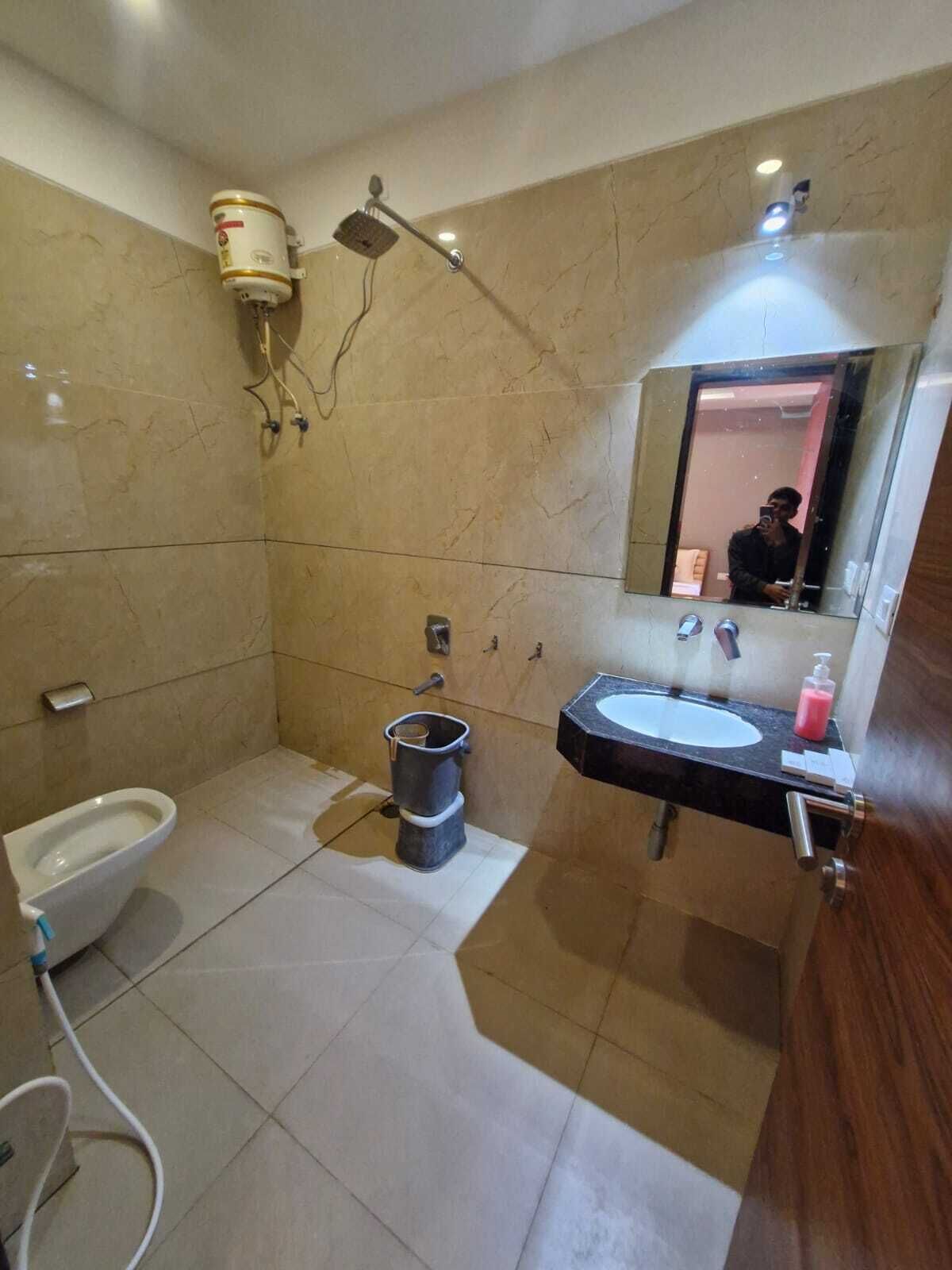 Een badkamer met toilet, bidet en wastafel.