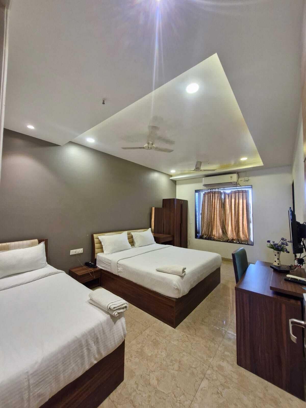 Executive Single Room | Premium bedding, individually furnished, desk, laptop workspace