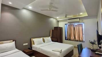 Habitación individual ejecutiva | Ropa de cama de alta calidad, muebles diferentes y escritorio