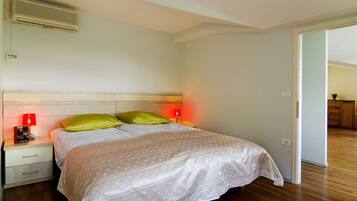 1 bedroom, individually decorated, individually furnished, desk