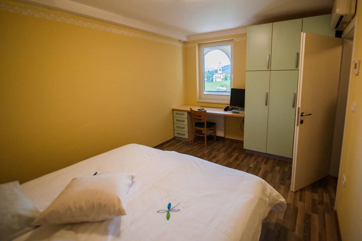 Room Majnica | 1 غرفة نوم ومكتب وبديكورات فريدة لكل غرفة وطراز فريد لكل وحدة
