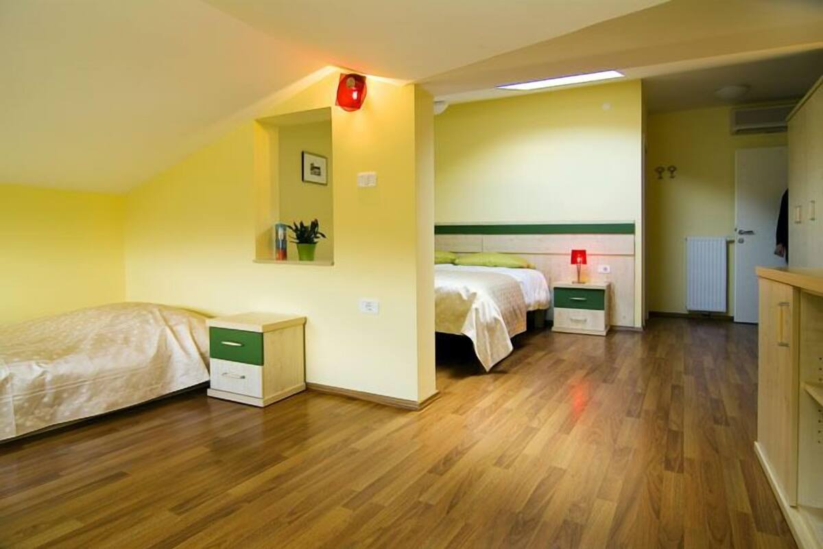 Room Smarnica | 1 غرفة نوم ومكتب وبديكورات فريدة لكل غرفة وطراز فريد لكل وحدة