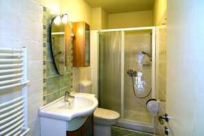 Room Rozmarin | Baño | Bañera, zapatillas y toallas