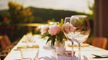 Petit déjeuner complet (10 EUR par personne)