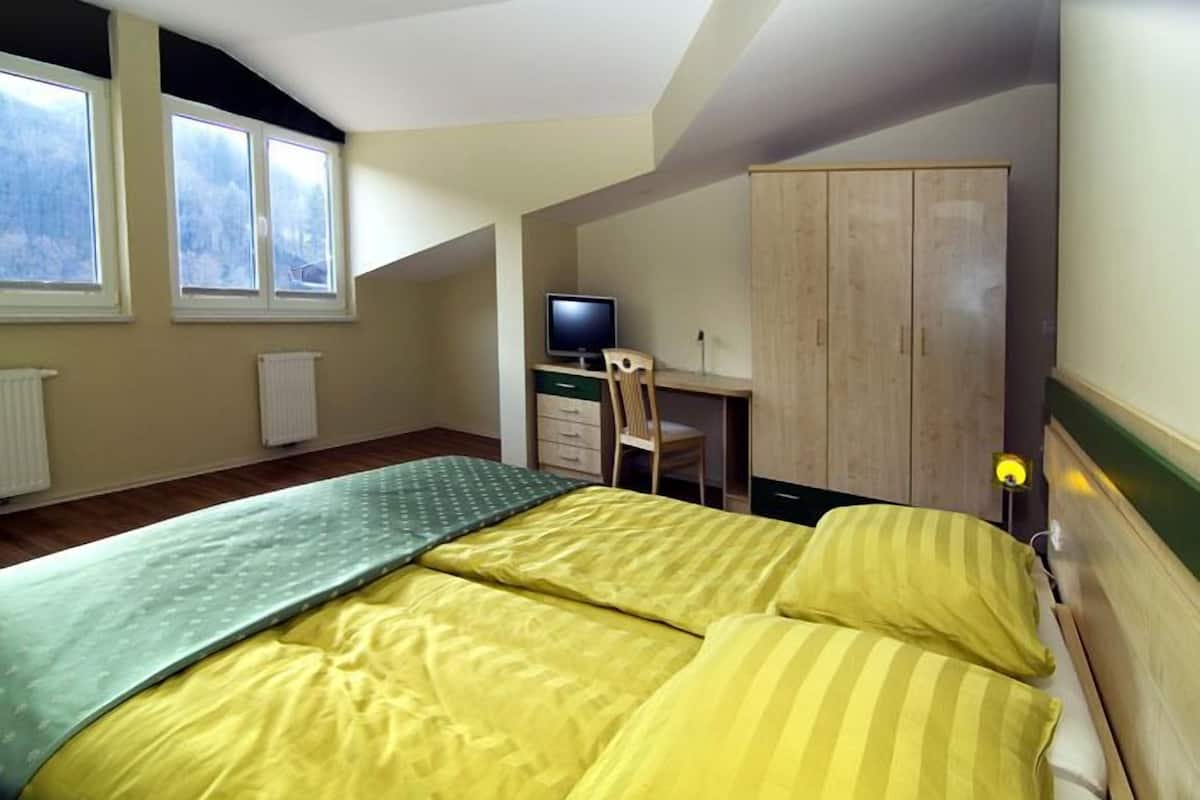 Room Rozmarin | 1 bedroom, individually decorated, individually furnished, desk
