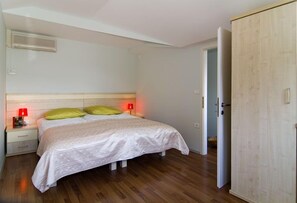 1 chambre, décoration personnalisée, ameublement personnalisé, bureau