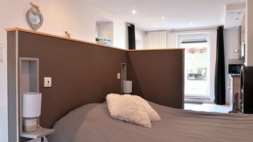 Studio Confort, salle de bains privée, vue jardin (Le Cocon des Capucines )