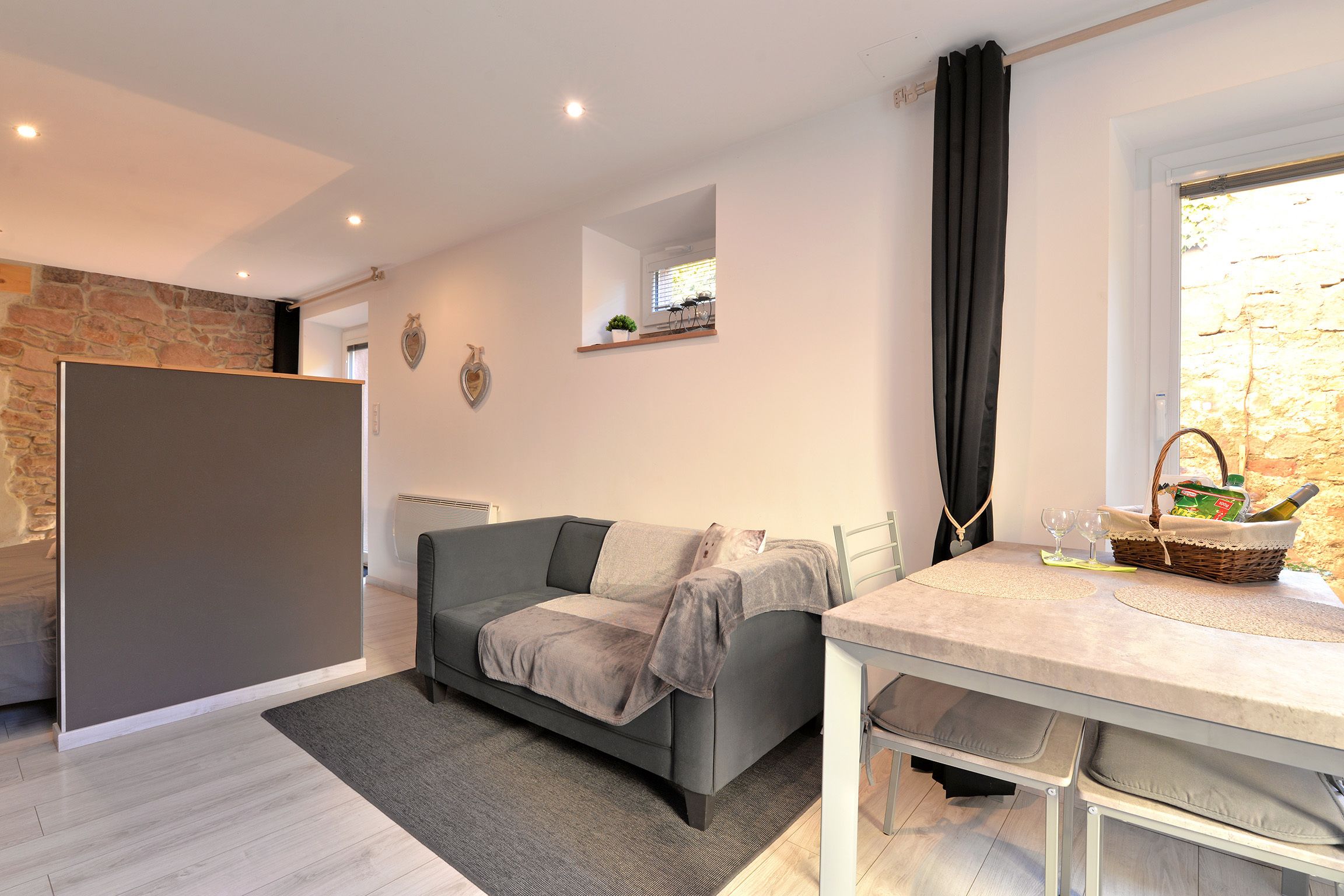 Studio Confort, salle de bains privée, vue jardin (Le Cocon des Capucines ) | Bar lounge