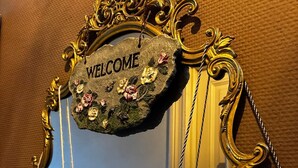 A welcome sign with a decorative frame, a sign indicating 'ENTREE INTERDITE Aux Railleurs', and a sign for 'HÉBERGEMENT CHEF L'HABITANT Logies bij Bij de Bewoner'. - Budget Room Brussels (Brussels)