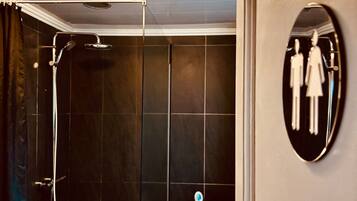 Douche, sĂšche-cheveux, serviettes fournies, savon