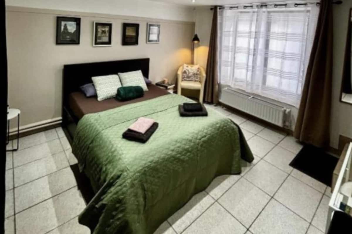 Basic Double Room Single Use, 1 Katil Ratu (Queen), Non Smoking | Dihias secara berasingan, dilengkapkan perabot secara berasingan
