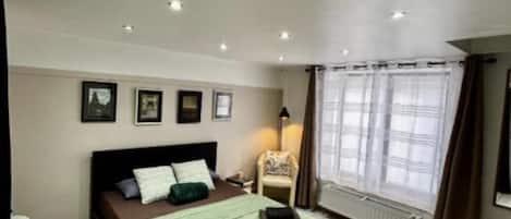Habitació doble per a ús individual bàsica, 1 llit de matrimoni, no fumadors | Decoració individual, mobiliari individual i planxa i posts de planxar