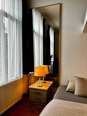 Individually decorated, individually furnished, iron/ironing board - Budget Room Brussels (Brussels)