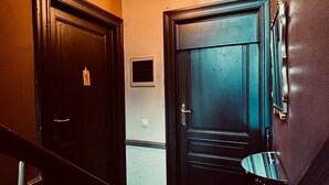 A staircase with wooden railings and doors. - Budget Room Brussels (Brussels)