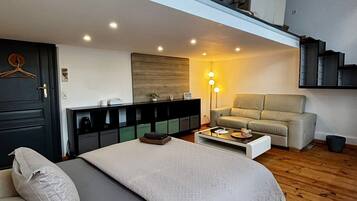 Basic Double Room Single Use, 1 Queen Bed, Non Smoking | Individually decorated, individually furnished, iron/ironing board