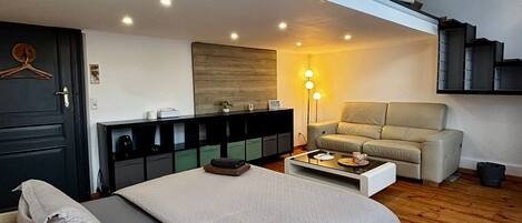 Basic Double Room Single Use, 1 Queen Bed, Non Smoking | Individually decorated, individually furnished, iron/ironing board