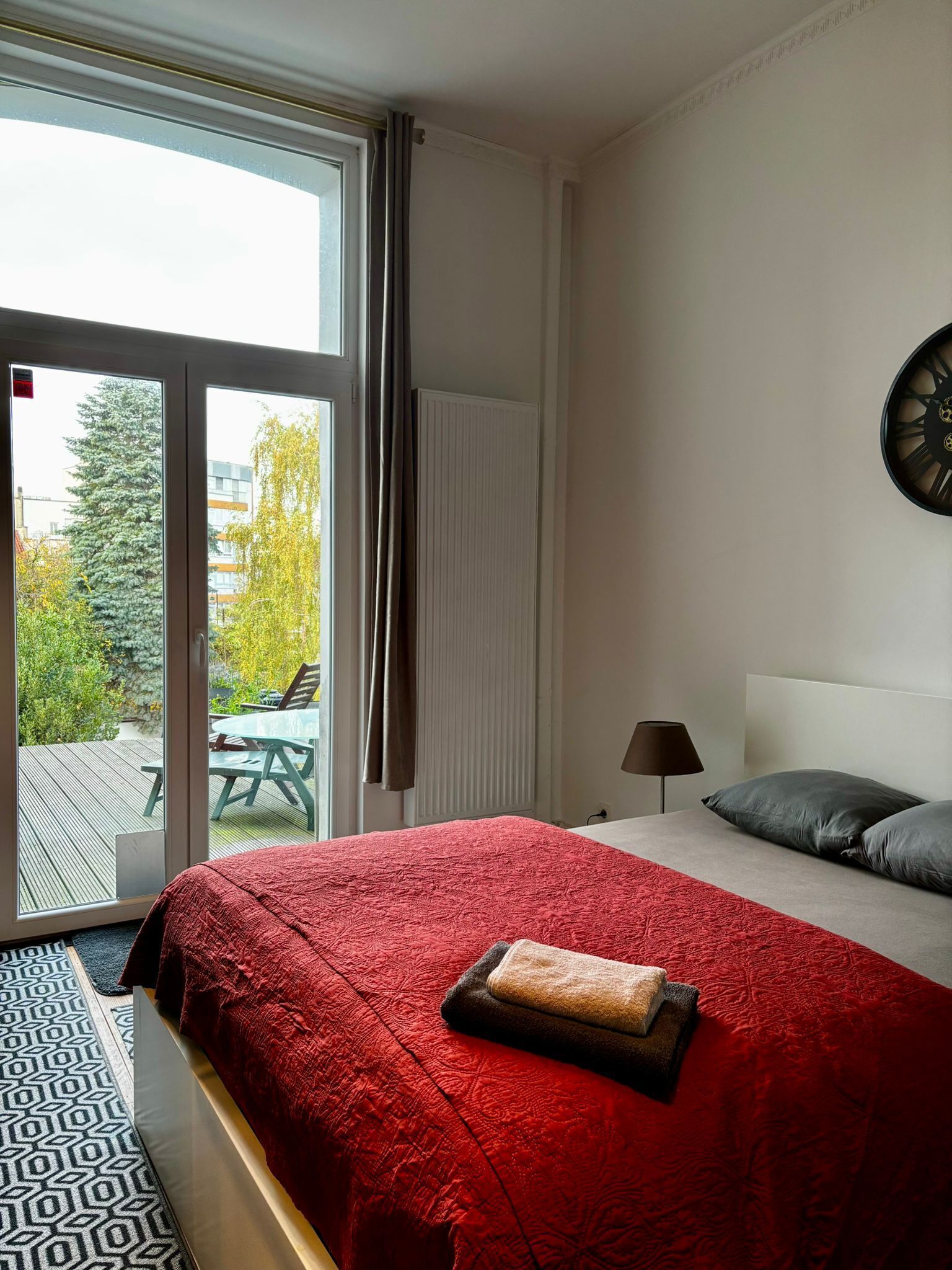 Habitación básica doble de uso individual, 1 cama Queen size, para no fumadores | Decoración personalizada y muebles diferentes 