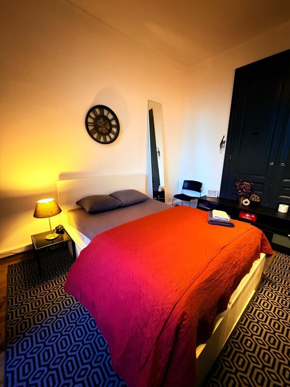 Habitación básica doble de uso individual, 1 cama de matrimonio, no fumadores | Decoración individual y mobiliario individual