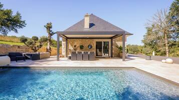 Een buitenzwembad en een verwarmd zwembad