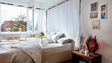 Apartament Deluxe, vistes a la ciutat | Escriptori, cortines opaques, wifi gratuïta i roba de llit