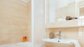 Apartament Deluxe, vistes a la ciutat | Bany | Dutxa i tovalloles