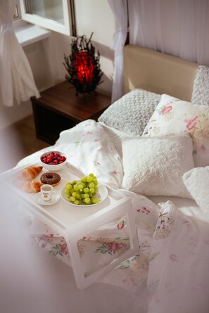 Desk, blackout curtains, free WiFi, bed sheets - Apartment Color (Brno)