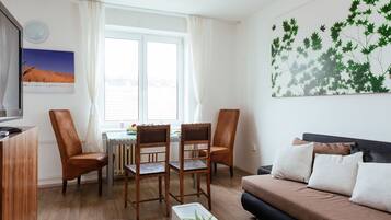 Deluxe Apartment, City View | Living area
