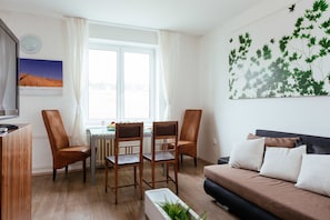 Deluxe Apartment, City View | Living area