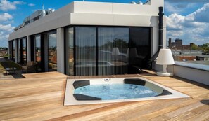 Suite Luxe, 2 chambres, bain à remous, vue ville | Terrasse/Patio