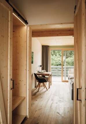 Escritorio, cortinas blackout y tabla de planchar con plancha