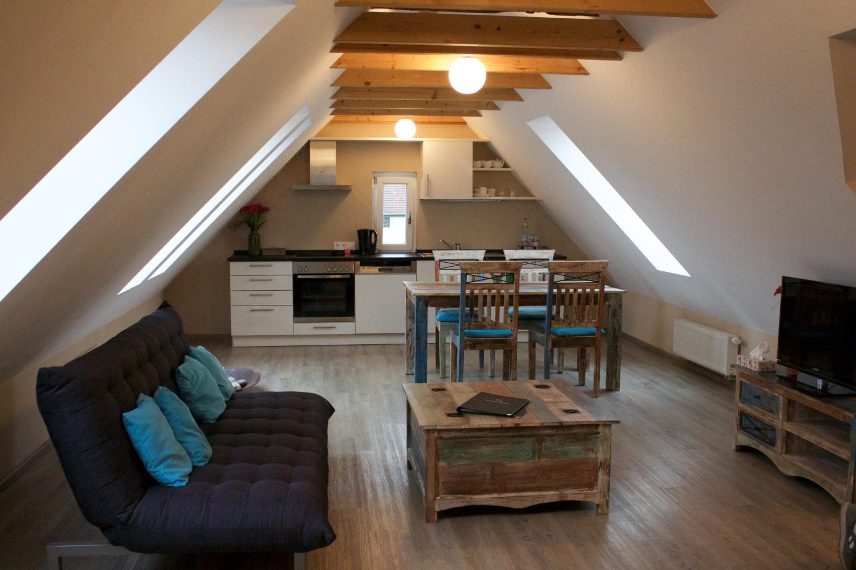 Un apartamento loft acogedor con comedor, cocina y sala de estar.
