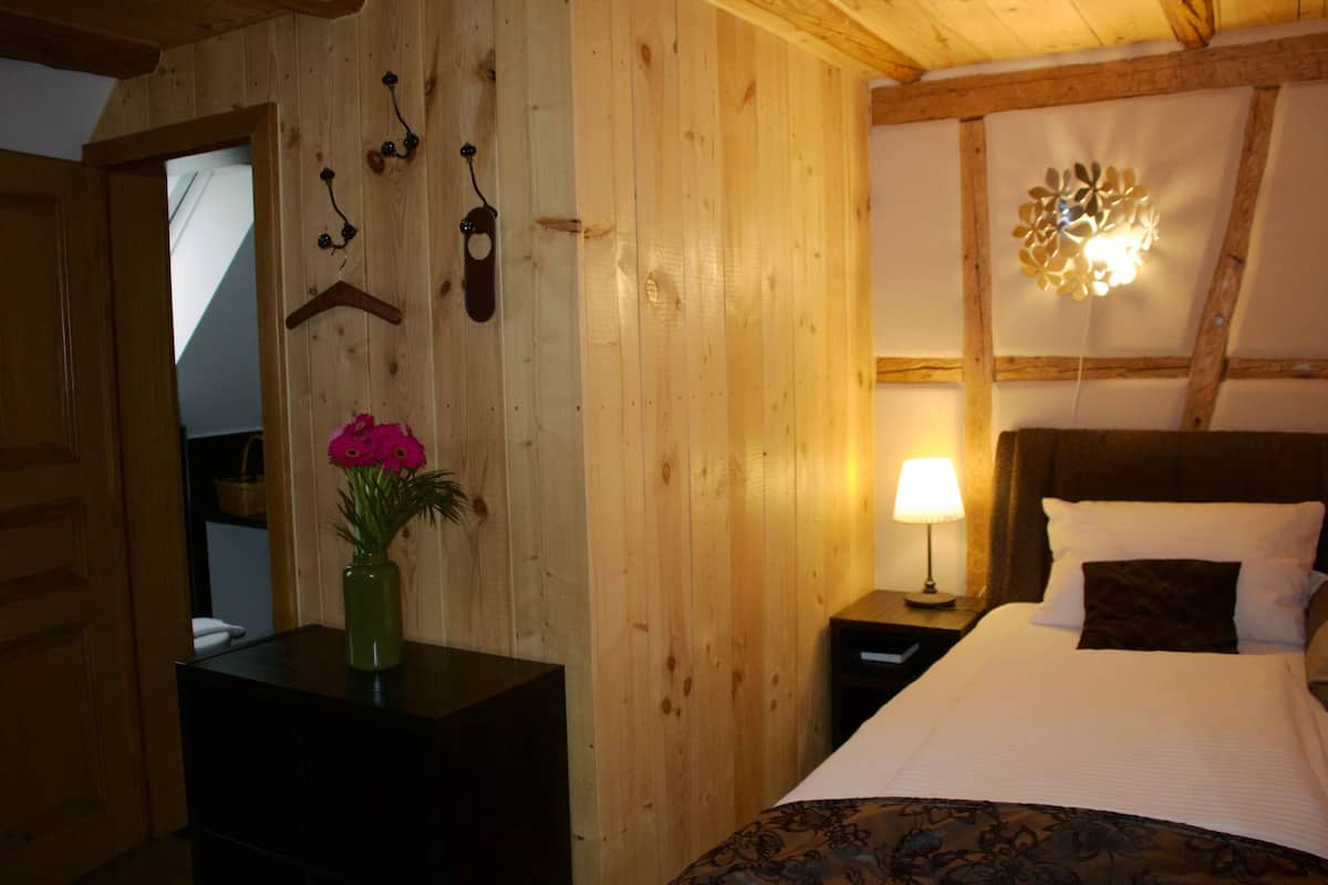 Single Room | Meja, langsir/tirai gelap terus, seterika/papan seterika, Wi-fi percuma
