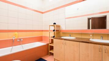 Apartemen Eksekutif, pemandangan kota | Kamar mandi | Shower, perlengkapan mandi gratis, handuk, dan sabun