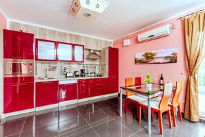 Jääkaappi, mikroaaltouuni, uuni, astianpesukone