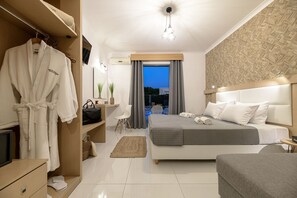 华丽开间, 泳池景观 | 客房内保险箱、遮光窗帘、熨斗/熨衣板、免费 WiFi