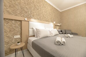 Caja fuerte, cortinas opacas, tabla de planchar con plancha