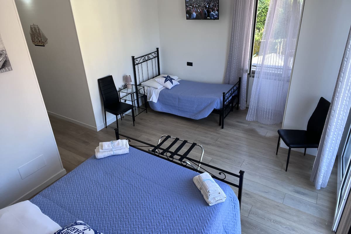 Camera tripla, balcone | Una cassaforte in camera, una scrivania, Wi-Fi gratuito, lenzuola