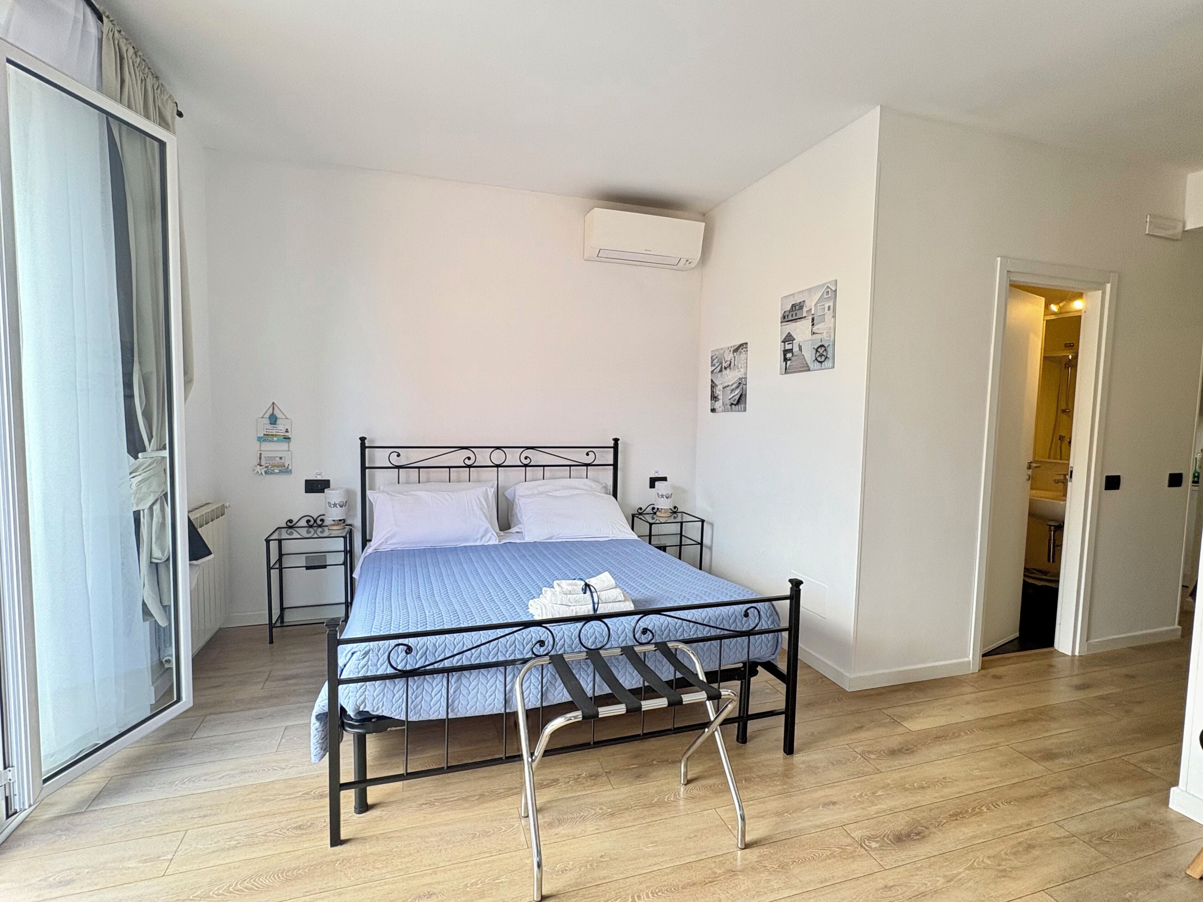 Chambre triple, balcon | Coffre-fort, bureau, accès au Wi-Fi (inclus), literie fournie
