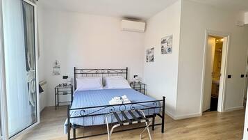 Driepersoonskamer, balkon | Een kluis op de kamer, een bureau, gratis wifi, beddengoed