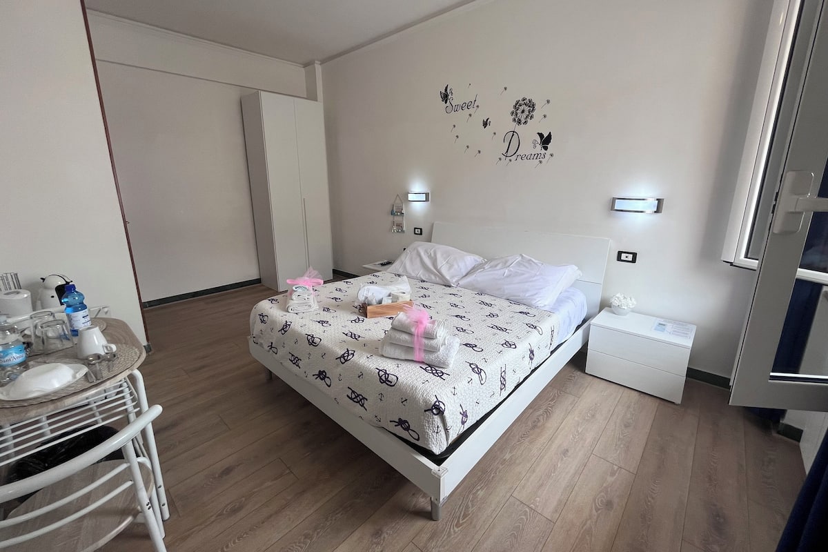 Una cassaforte in camera, una scrivania, Wi-Fi gratuito, lenzuola