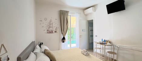 Chambre double | Coffre-fort, bureau, accĂšs au Wi-Fi (inclus), literie fournie