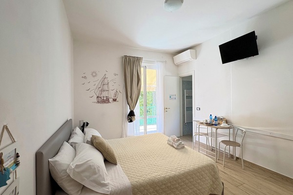 Double Room | In-room safe, desk, WiFi (free), bed sheets
