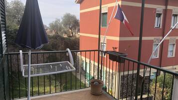 Kolmen hengen huone, parveke | Parveke