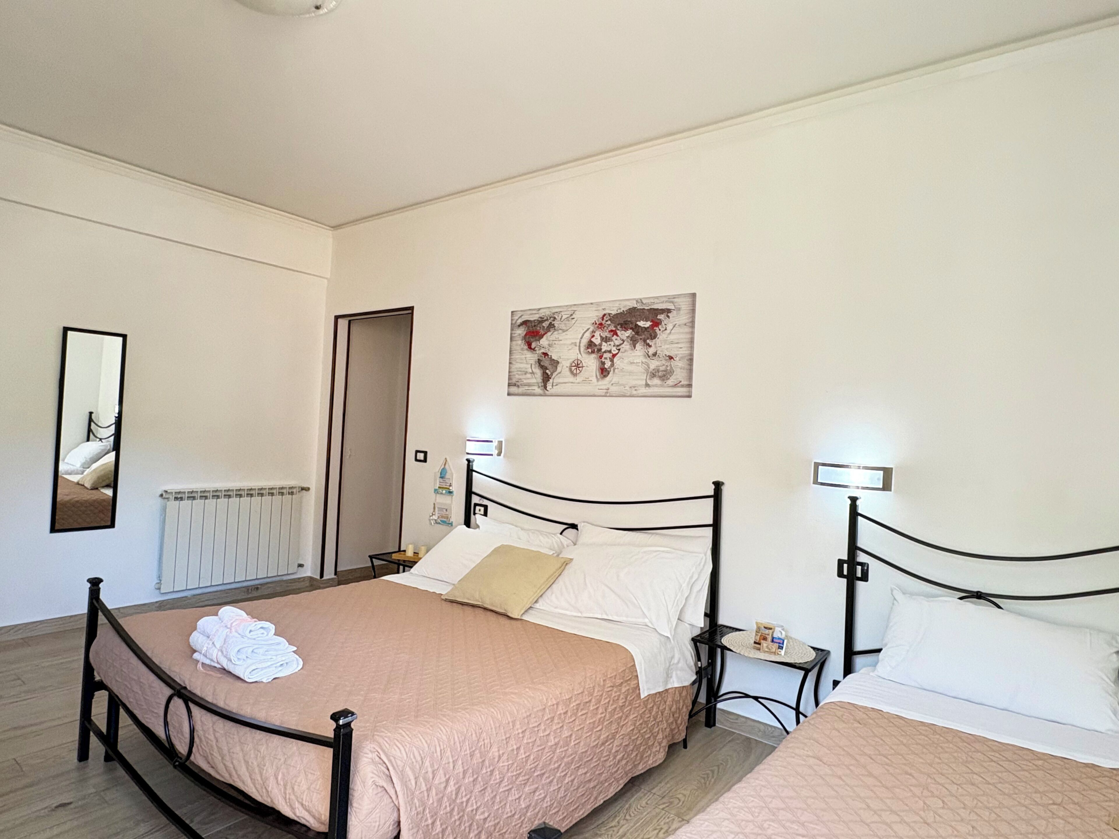 Driepersoonskamer | Een kluis op de kamer, een bureau, gratis wifi, beddengoed