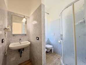 A bathroom with a sink, mirror, and shower. - Il Veliero (Levanto)