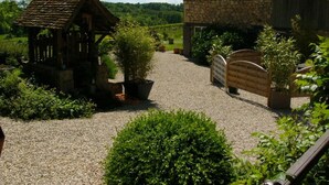 Courtyard - Alpagâterie (Juillac)