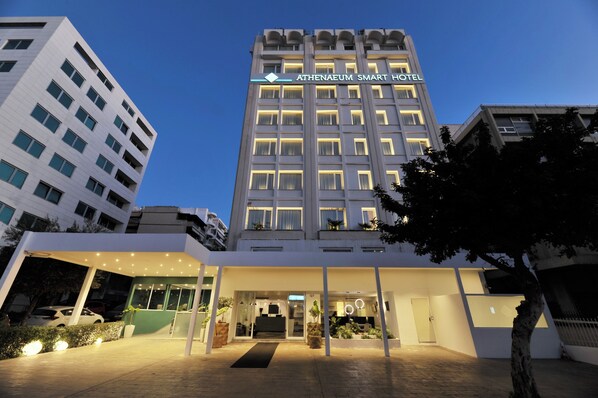 Un hôtel moderne avec une enseigne bien visible portant l’inscription « ATHENAUM SMART HOTEL ».